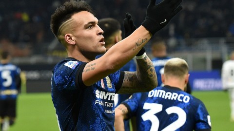 蓝黑军团强势出击 梅阿查雨夜奏凯歌