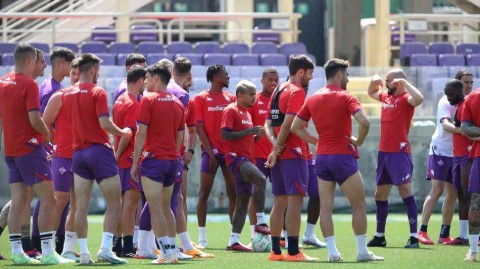 紫百合终章前的寂静凝视欧协联决赛前夜的佛罗伦萨