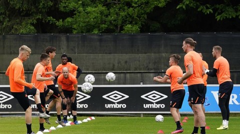 蛰伏只为重生：飞利浦大球场下的寂静与哨声——记2020初夏埃因霍温的特殊备战