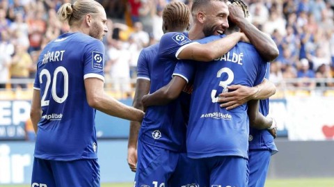 劳贝球场狂欢夜：十人昂热难阻特鲁瓦斩获赛季首胜