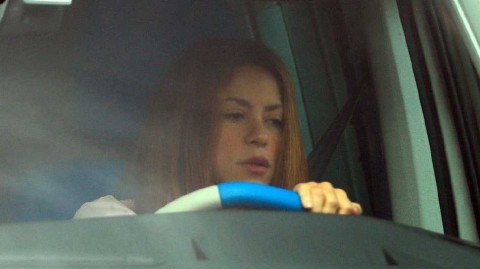 夏日的阴霾：夏奇拉心事重重的归家路