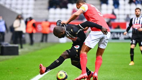 法甲第17轮：兰斯主场1-2不敌昂热，客队终场前上演绝杀