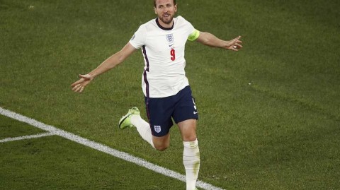 三狮军团罗马狂飙，四球大胜乌克兰强势挺进四强