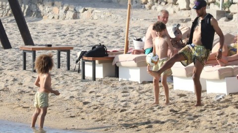 绿茵球星亲子时光奥巴梅扬希腊碧海间传授足球家学