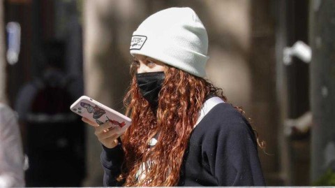 夏奇拉巴塞罗那街头漫步 手机不离手演绎随性时尚