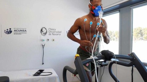 穆萨-登贝莱抵达马德里竞技体检，冬日暖阳下的锋线新希望