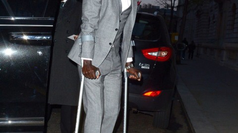 萨科齐拄拐杖出席晚宴眉头深锁，从总统宝座到官司缠身的凄凉晚景