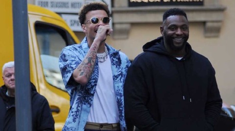 意国春日街拍 球星阿里与挚友米兰聚餐穿搭引热议