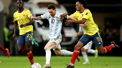 美洲杯半决赛战火重燃：潘帕斯雄鹰激战咖啡农军团，梦幻决赛蓄势待发