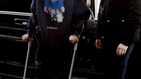 伤魂归来：内马尔拄拐杖重返巴塞罗那，冷漠背影下的复杂心绪