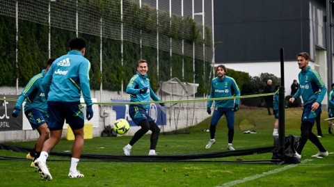 斑马军团备战忙 绿茵场上欢乐多