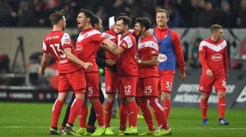 德甲巨人杀手再现！杜塞尔多夫主场爆冷掀翻领头羊多特蒙德