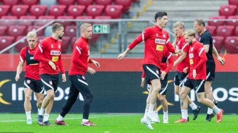 波兰队欧国联前夕积极备战 莱万多夫斯基领衔训练