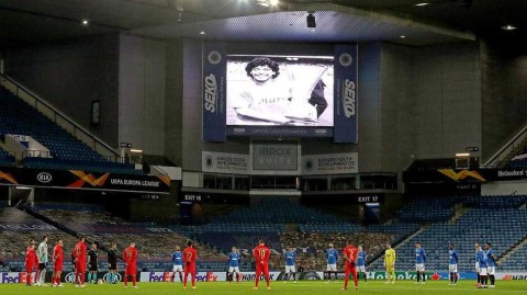 欧联杯之夜，圣保罗球场为迭戈点亮：那不勒斯全队披10号球衣，以胜利与泪水致敬永恒球王