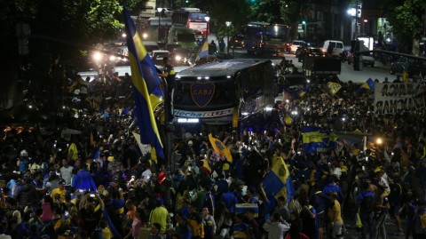 蓝黄海洋为英雄壮行：博卡青年出征马德里的不眠夜