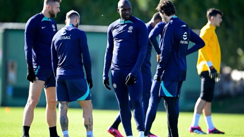 蓝黑军团备战意甲联赛卢卡库与队友训练场积极交流