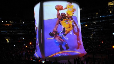 主场收官战报：湖人残阵狂扫爵士，季后赛前夜詹皇划水仍显王者底蕴