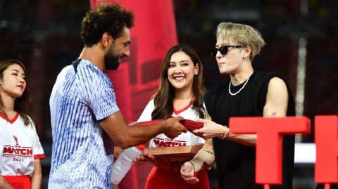 曼谷巨星交汇夜 王嘉尔献唱赠礼萨拉赫引爆足球友谊赛