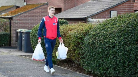 绿茵场外的生命线：英伦足球联盟百万份食物包裹的爱心接力