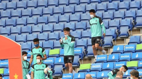 武磊替补席上见证狂欢，普阿多戴帽点燃西班牙人升级路