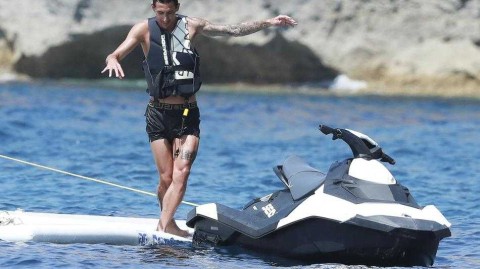 伊比萨的阳光与之后的阴霾：迪马利亚的假期故事