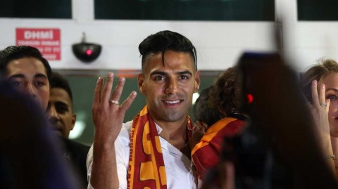 伊斯坦布尔午夜蓝黑风暴：二点五万球迷机场“围堵”法尔考，震撼土耳其