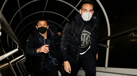 蓝黑军团远征启程 桑切斯展露标志性笑容