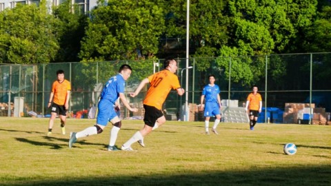 默西塞德德比：萨拉赫致敬传奇，范戴克100分钟绝杀——利物浦2-1力克埃弗顿稳固欧冠席位