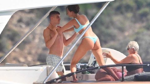 碧海蓝天间的浪漫时光：哈弗茨与女友圣特罗佩游艇度假