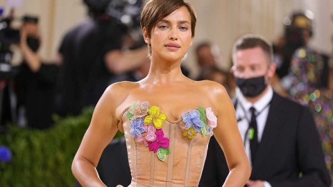 从煤矿工人之女到红毯精灵：伊莲娜·莎伊克与她的鲜花战袍