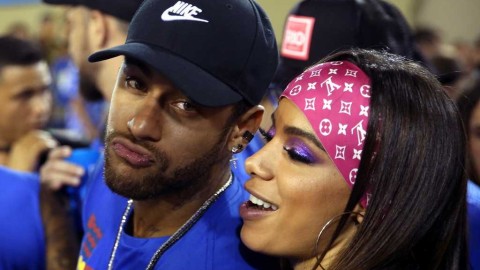 桑巴之王的深情瞬间：内马尔狂欢节与女歌手亲密互动，嘟嘴卖萌引全场尖叫