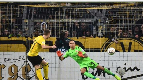 威斯特法伦的奇迹之夜：回眸罗伊斯点球绝杀，致敬永不熄灭的足球之魂