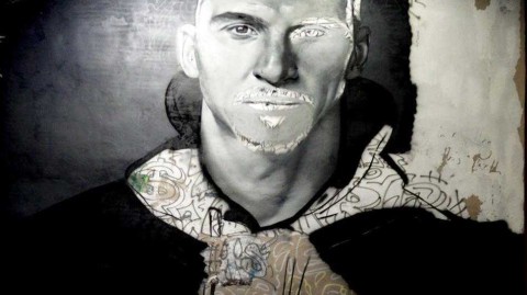 米兰街头惊现伊布巨幅壁画，黑白色调气场全开宛若时尚封面