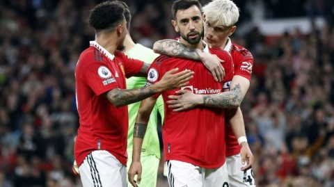 红魔主场酣胜蓝军锁定欧冠席位 老特拉福德之夜激情绽放