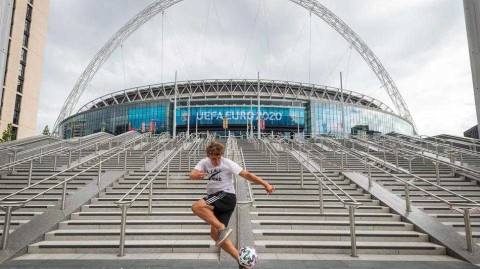 伦敦温布利大球场前，欧洲杯大使彭德以球技点燃夏日序曲