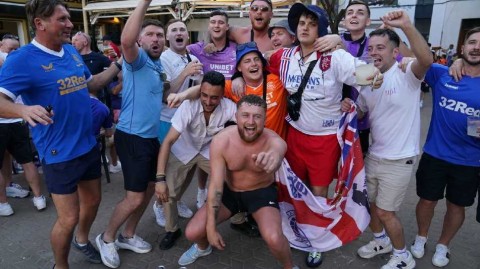 欧联决战前夕：塞维利亚街头的蓝海与喧嚣