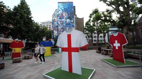 伦敦街头迎来欧洲杯八强时刻，球衣立牌点燃四分之一决赛战火