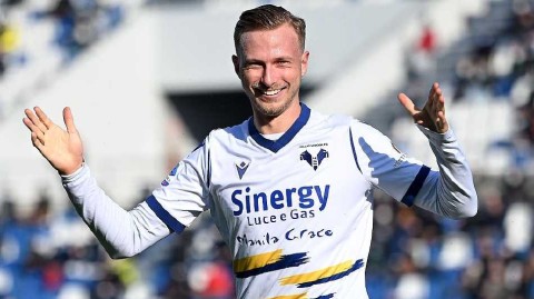 意甲赛场上的闪电与狂想，维罗纳客战萨索洛四球奏凯