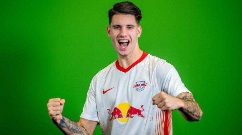 未来可期！索博斯洛伊身披莱比锡战袍亮相 金童候选写真尽显锋芒