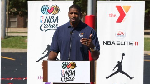 二零二六视角重温NBA关怀行动 西蒙斯与吉尔经典瞬间