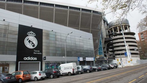 空荡看台下的温暖守护：伯纳乌变身抗疫物资生命枢纽