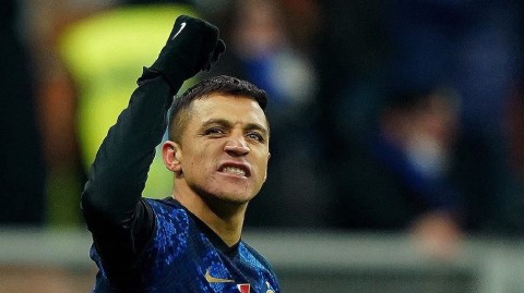 蓝黑往事终章：智利前锋与米兰城的告别时刻