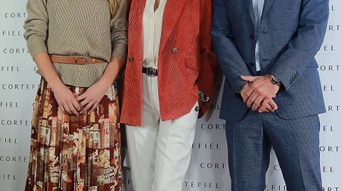 菲戈与爱妻马德里亮相，绿茵硬汉的柔情往事