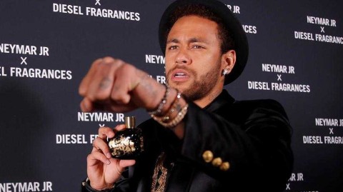 内马尔与维拉蒂亮相巴黎香水盛典 演绎绿茵场外的时尚魅力