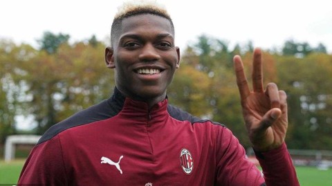 红黑军团蓄势待发 莱奥伤愈回归合练全力备战欧联杯