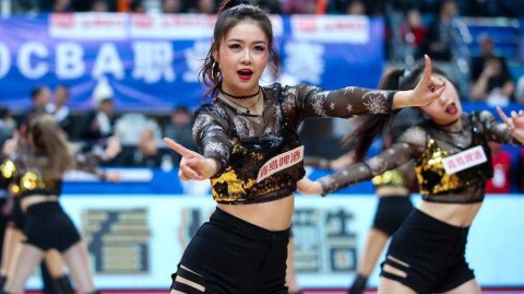 福建浔兴篮球宝贝寒夜绽暖光 赛场热舞点燃京城德比战火