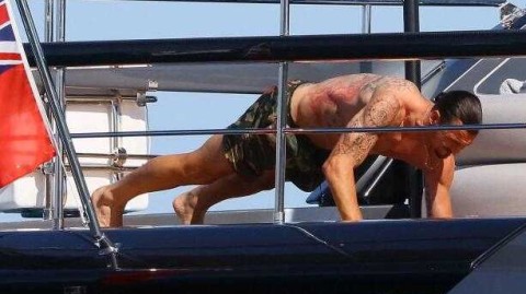 奉先度假不忘钢铁锤炼，碧海蓝天亦是训练场