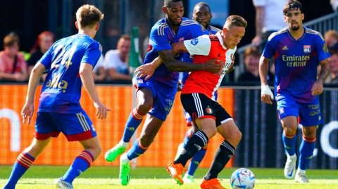 橙蓝对决显锋芒 友谊赛里昂力克费耶诺德