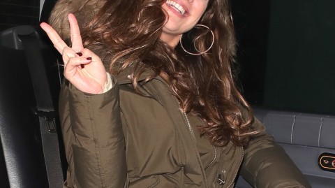 英伦玫瑰凯莉·布鲁克录制广播节目，黑丝造型搭配俏皮剪刀手展露甜美一面