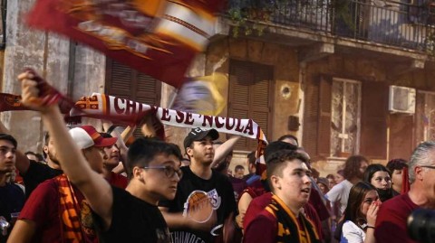 永恒之城的不眠夜：罗马红狼欧协杯夺冠全城欢庆纪实